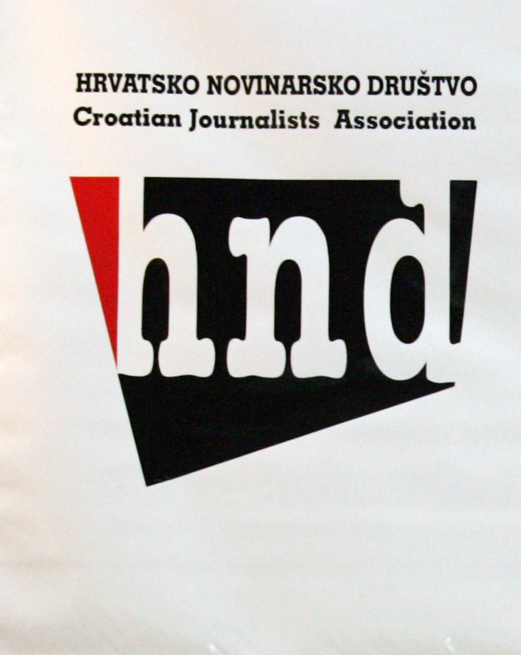 Zagreb, 17.01.2013 - (Ilustracija) Hrvatsko novinarsko drutvo (HND) izrazilo je danas zabrinutost i iznenaðenost vijeæu da je Vrhovni sud ukinuo pravomoænu presudu kojom je otkaz bivoj pomoænici glavnog urednika Slobodne Dalmacije Natai karièiæ proglaen nezakonitim te je predmet vratio na ponovno suðenje. Arhivska fotografija od 25.11.2011. prikazuje logo Hrvatskog novinarskog drutva. 
foto FaH/ Hrvoje UÈKO/ ik