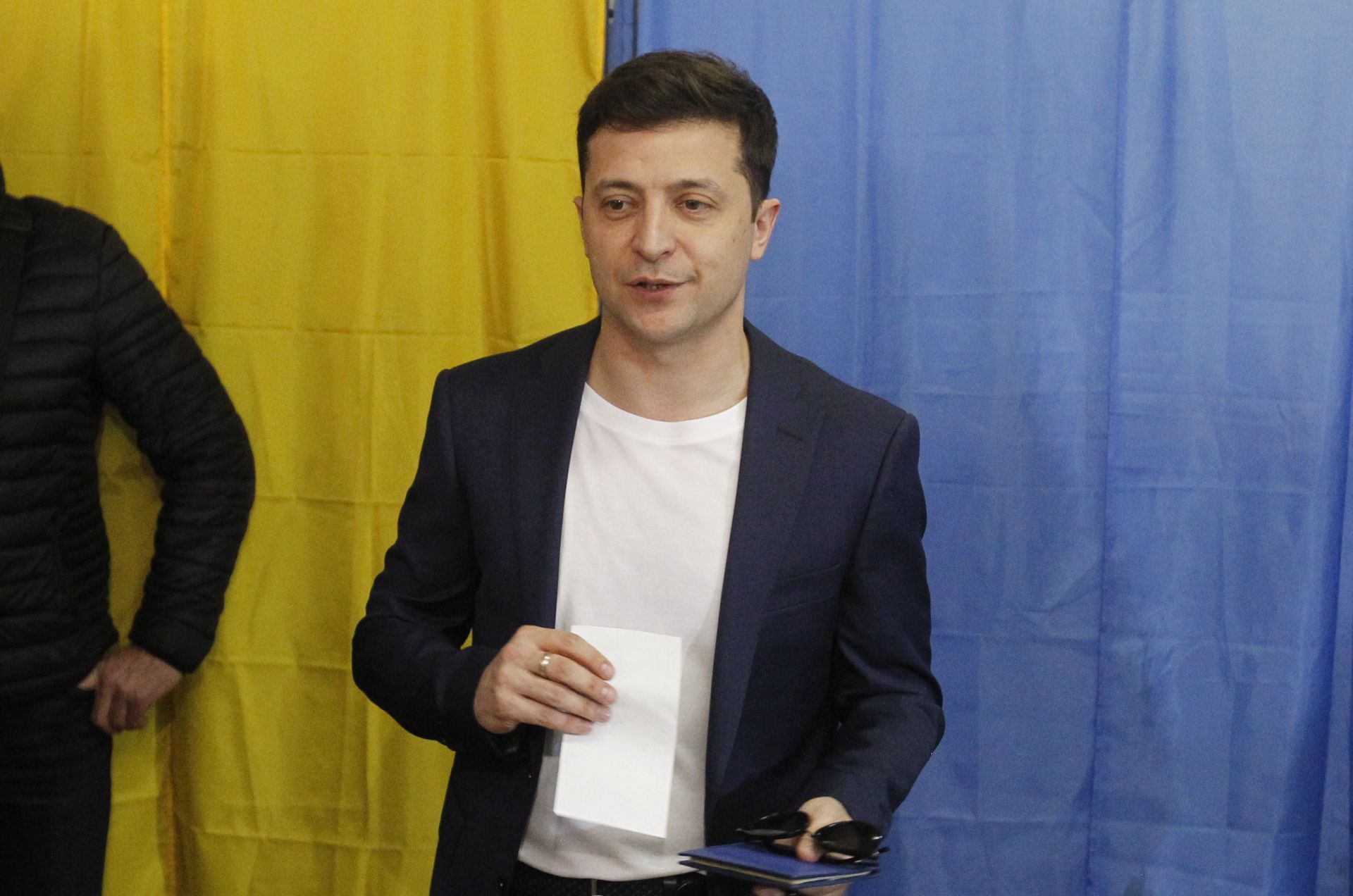 epa07518967 Ukrainian Presidential candidate Volodymyr Zelensky casts his ballot at a polling station during Presidential elections in Kiev, Ukraine, 21 April 2019. Ukrainians vote in the second round of Presidential elections on 21 April 2019. After the first round of elections, showman Volodymyr Zelensky is a frontrunner with 30.24 percent of votes and incumbent president Petro Poroshenko is a runner-up with 15.95 percent of votes.  EPA/STEPAN FRANKO