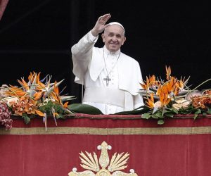 epa07519347 Pope Francis delivers the 'Urbi et Orbi' blessing at the end of the Easter Sunday mass in Saint Peter's square at the Vatican City, 21 April 2019. Easter is celebrated around the world by Christians to mark the resurrection of Jesus from the dead and the foundation of the Christian faith.  EPA/GIUSEPPE LAMI