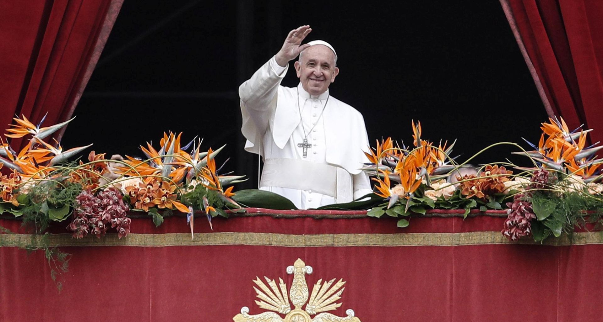 epa07519347 Pope Francis delivers the 'Urbi et Orbi' blessing at the end of the Easter Sunday mass in Saint Peter's square at the Vatican City, 21 April 2019. Easter is celebrated around the world by Christians to mark the resurrection of Jesus from the dead and the foundation of the Christian faith.  EPA/GIUSEPPE LAMI