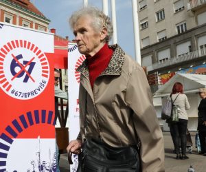 Zagreb, 26.04.2019 - Inicijativa “67 je previše” održat je konferenciju za novinare u povodu početka prikupljanja potpisa za referendum o promjenama uvjeta za mirovinu na Trgu bana Jelačića, gdje će u ponoć i početi prikupljanje potpisa. Članovi Organizacijskoga odbora Inicijative govorili su o organizacijskim aspektima kampanje te pozvati građane na potpisivanje.
foto HINA/ Admir BULJUBAŠIĆ/ abu