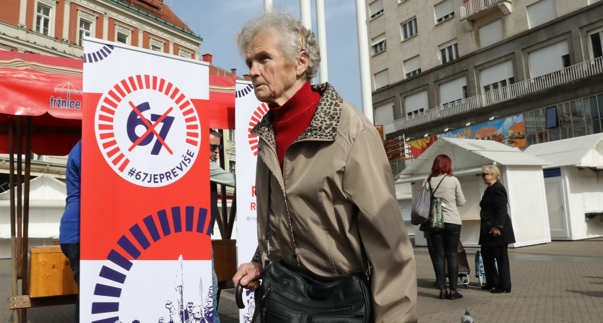 Zagreb, 26.04.2019 - Inicijativa “67 je previše” održat je konferenciju za novinare u povodu početka prikupljanja potpisa za referendum o promjenama uvjeta za mirovinu na Trgu bana Jelačića, gdje će u ponoć i početi prikupljanje potpisa. Članovi Organizacijskoga odbora Inicijative govorili su o organizacijskim aspektima kampanje te pozvati građane na potpisivanje.
foto HINA/ Admir BULJUBAŠIĆ/ abu