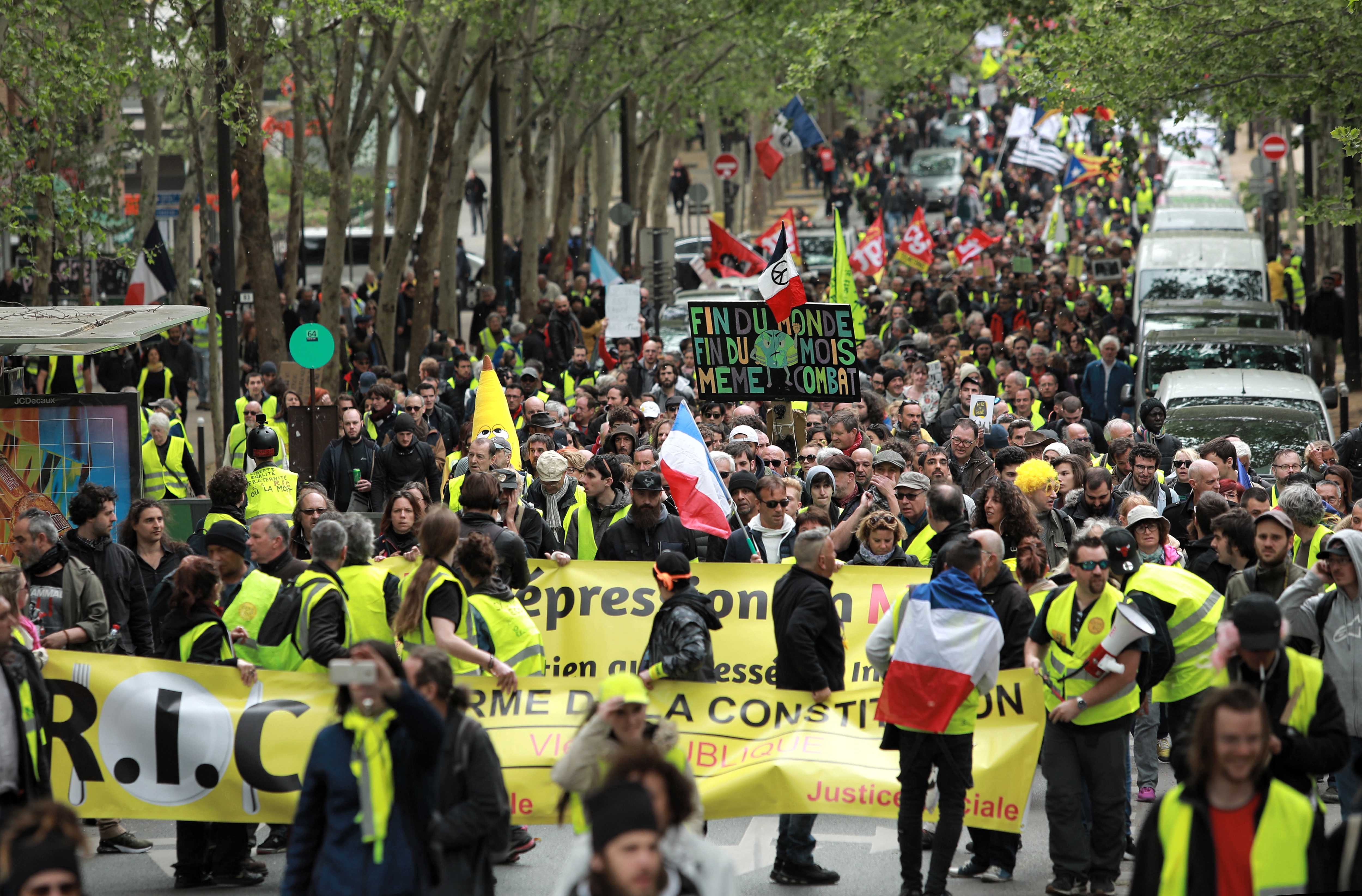 epa07531909 Protesters from the 'Gilets Jaunes' (Yellow Vests) movement march through Paris' streets during the 'Act XXIV' demonstration (the 24th consecutive national protest on a Saturday) in Paris, France, 27 April 2019. Yellow Vest protests are expected in several cities across France.  EPA/CHRISTOPHE PETIT TESSON