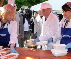 Zagreb, 01.05.2019. - U zagrebačkom parku Maksimir, Grad Zagreb i gradonačelnik Milan Bandić proslavili su 1. svibnja sa sugrađanima, uz tradicionalni grah i karanfile te prigodan kulturno-umjetnički program.
foto HINA/ Edvard ŠUŠAK/ es