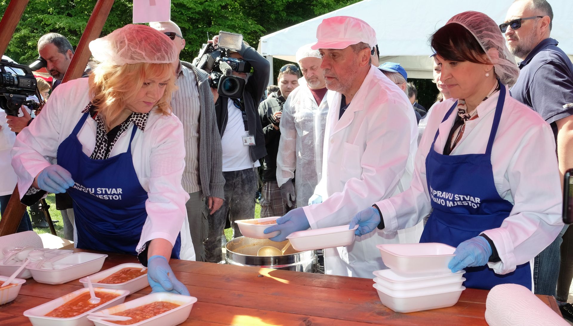 Zagreb, 01.05.2019. - U zagrebačkom parku Maksimir, Grad Zagreb i gradonačelnik Milan Bandić proslavili su 1. svibnja sa sugrađanima, uz tradicionalni grah i karanfile te prigodan kulturno-umjetnički program.
foto HINA/ Edvard ŠUŠAK/ es