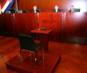 Zagreb, 2.5.2019 - Objava presude bivšem obavještajnom časniku Vojske Republike Srpske (VRS) Dani Lukajiću za mučenje zarobljenika u logoru Manjača na  Županijskom sudu u Zagrebu. Na slici sudac Dražen Kevrić (sredina).
Foto Hina/ Dario GRZELJ/ dag