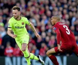 epa07554501 Barcelona's Ivan Rakitic (L) in action against Liverpool's Fabinho (R) during the UEFA Champions League semi final second leg soccer match between Liverpool FC and FC Barcelona at Anfield stadium in Liverpool, Britain, 07 May 2019.  EPA/PETER POWELL