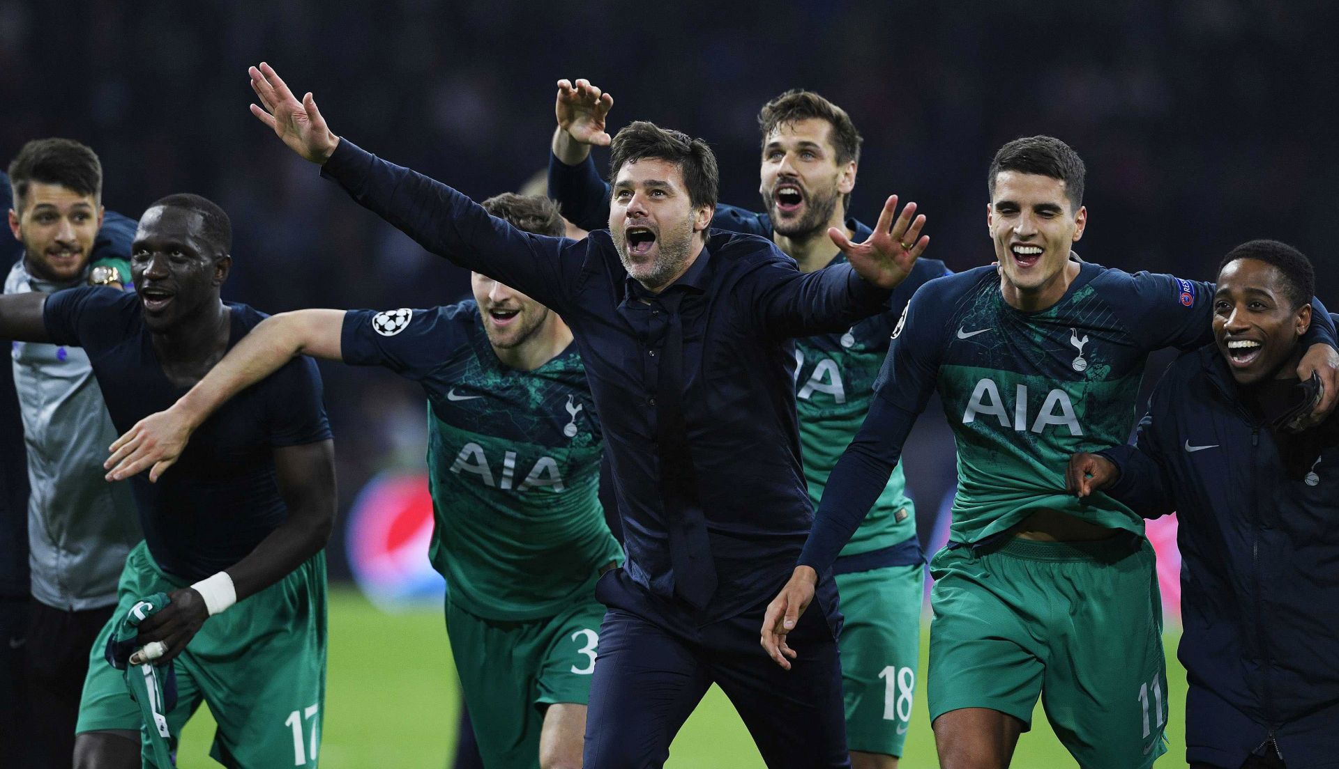 epa07556651 Coach Mauricio Pochettino (C) and players of Tottenham Hotspur celebrate after the UEFA Champions League semi final, second leg soccer match between Ajax Amsterdam and Tottenham Hotspur in Amsterdam, The Netherlands, 08 May 2019.  EPA/OLAF KRAAK