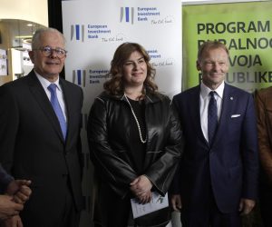 Zagreb, 9.05.2019.- U povodu obilježavanja Dana Europe ministrica regionalnoga razvoja i fondova Europske unije Gabrijela Žalac i voditelj Predstavništva Europske komisije Branko Baričević družili su se s posjetiteljima i odgovarali na upite potencijalnih korisnika i korisnika EU fondova.foto HINA/ Tomislav PAVLEK
