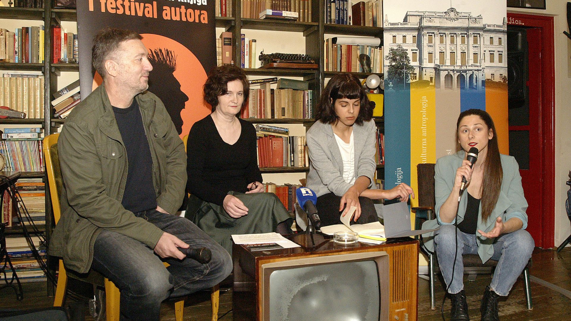 Rijeka, 09.05.2019 - U Book caffeu Dnevni boravak u Rijeci, u èetvrtak je na konferenciji za novinare najavljen 12. rijeèki sajam knjige i festival autora "Vrisak". Program su najavili, umjetnièki direktor festivala Drago Glamuzina(1L), voditeljica posebnog programa Katarina Petroviæ (2D), voditeljica odnosa s javnoæu Iris Monja (1D) te Nikolina Radiæ tiviæ, ravnateljica Pomorskog i povijesnog muzeja Hrvatskog primorja (2L).
foto HINA/ Miljenko KLEPAC/ ds