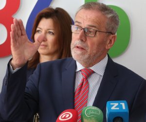 Zagreb, 10.05.2019 - Održana je konferencija za medije "O reformi mirovinskog sustava i sindikalnoj inicijativi 67 je previše". Nazočili su: predsjednik Stranke rada i solidarnosti Milan Bandić, potpredsjednica Stranke rada i solidarnosti i kandidatkinja na listi stranke za izbore za EU parlament Jelena Pavičić Vukičević, kandidat na listi stranke za izbore za EU parlament Ljubo Jurčić i pročelnica Gradskog ureda za gospodarstvo Mirka Jozić. Na slici Milan Bandić govori tijekom konferencije. foto HINA /Zvonimir KUHTIĆ/ zk