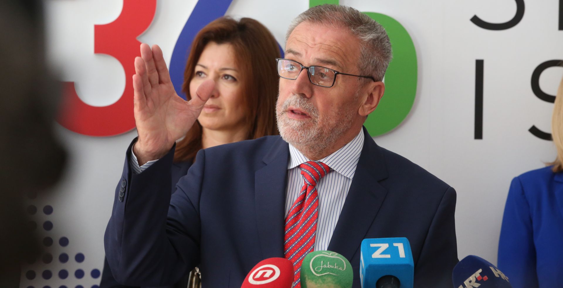Zagreb, 10.05.2019 - Održana je konferencija za medije "O reformi mirovinskog sustava i sindikalnoj inicijativi 67 je previše". Nazočili su: predsjednik Stranke rada i solidarnosti Milan Bandić, potpredsjednica Stranke rada i solidarnosti i kandidatkinja na listi stranke za izbore za EU parlament Jelena Pavičić Vukičević, kandidat na listi stranke za izbore za EU parlament Ljubo Jurčić i pročelnica Gradskog ureda za gospodarstvo Mirka Jozić. Na slici Milan Bandić govori tijekom konferencije. foto HINA /Zvonimir KUHTIĆ/ zk