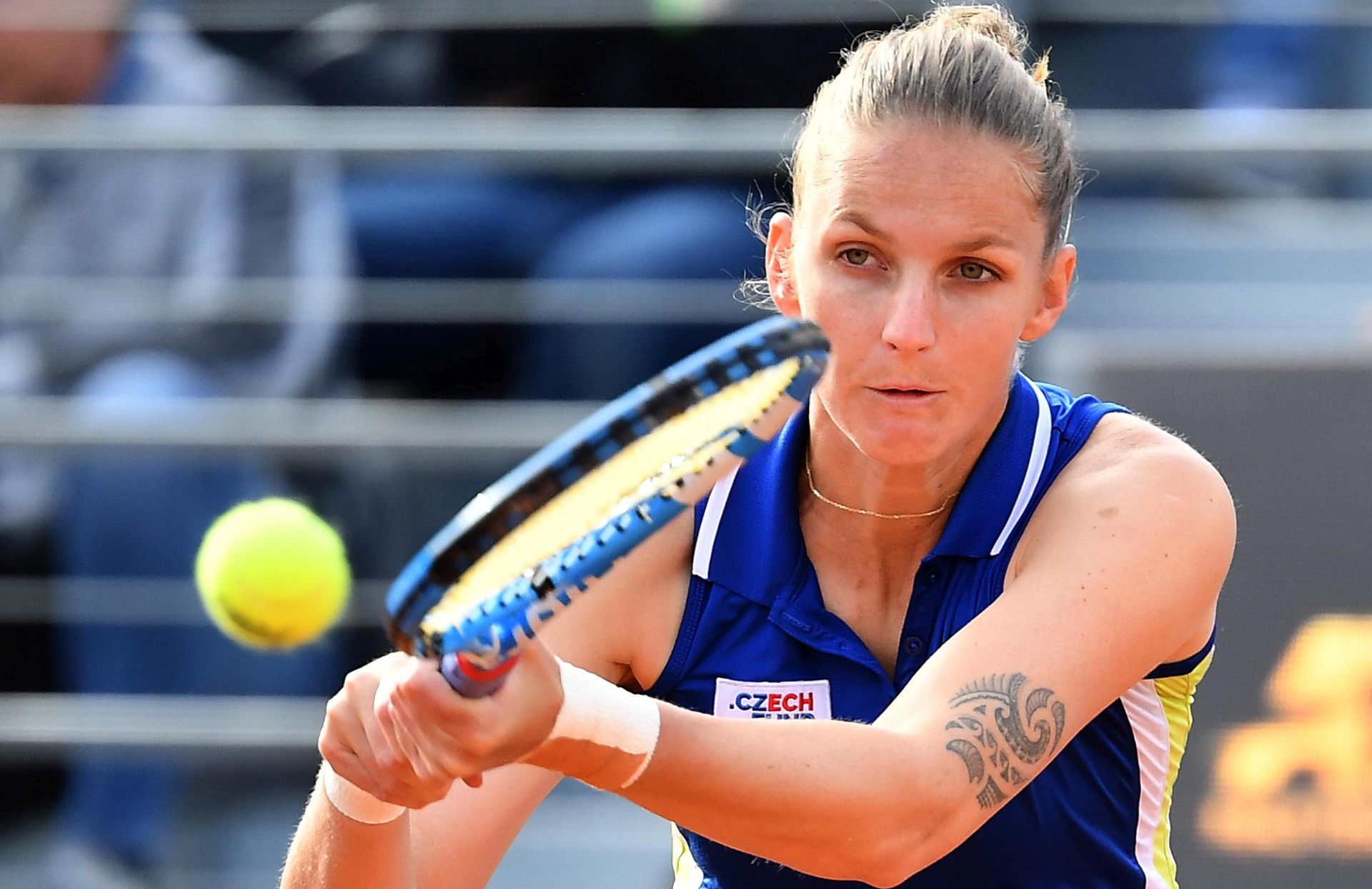 epa07570397 Karolina Pliskova of Czech Republic in action during her women's singles second round match against Ajla Tomljanovic of Australia at the Italian Open tennis tournament in Rome, Italy, 14 May 2019.  EPA/ETTORE FERRARI