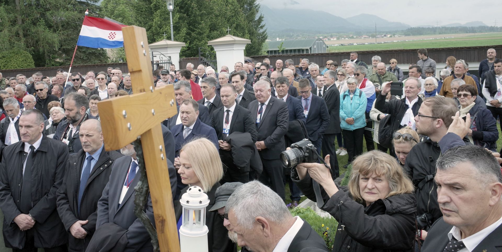 Bleiburg, 18.05.2019 - Sredinja komemoracija u povodu 74. godinjice bleiburke tragedije. Na slici molitva kod Hrvatskoga groba na mjesnom groblju u Unterloibachu. foto HINA/ Tomislav PAVLEK/ ik