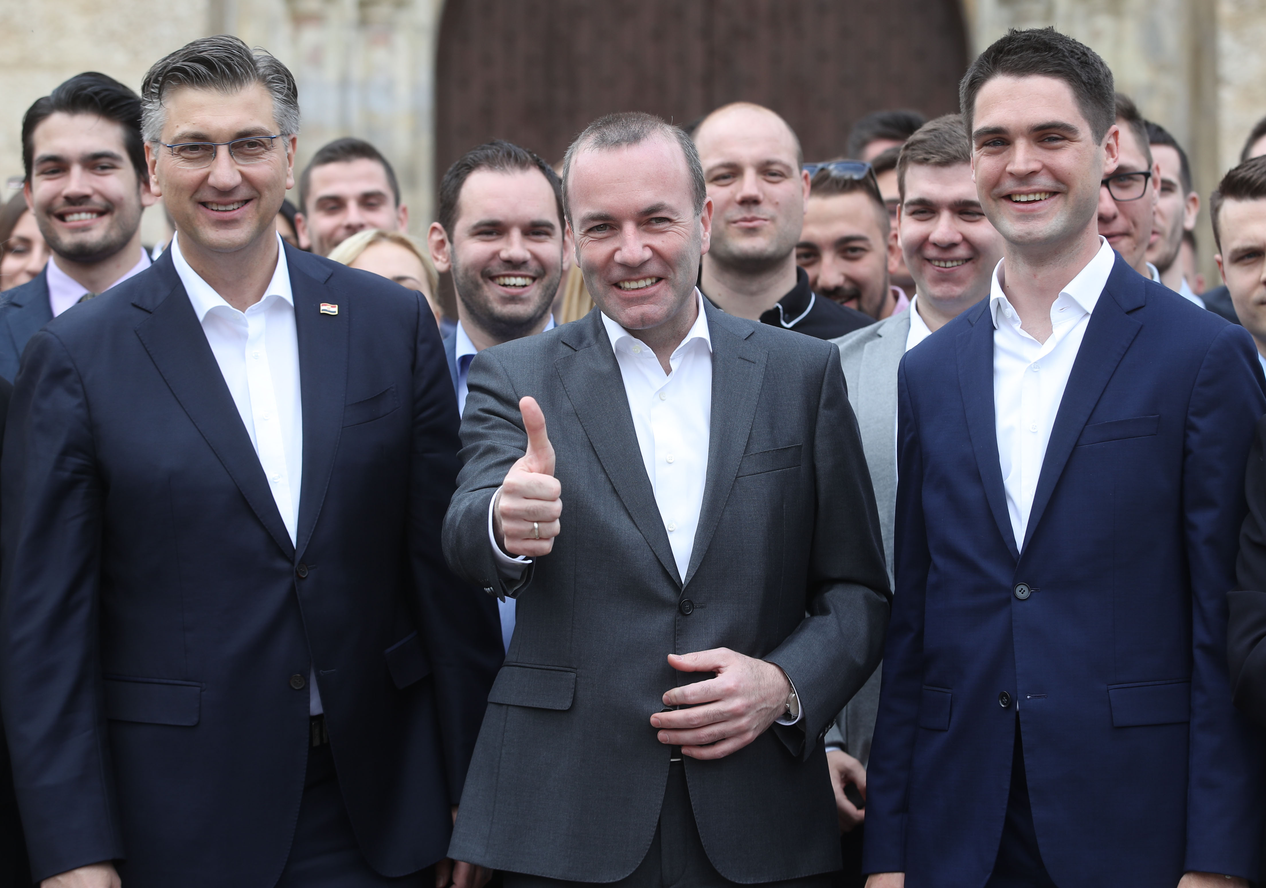Zagreb, 18.05.2019 - Presjednik Vlade Andrej Plenkoviæ i vodeæi kandidat EPP-a Manfred Weber na Trgu sv. Marka u Zagrebu. Manfred Weber stigao je u Zagreb gdje æe sudjelovati na sredinjem predizbornom skupu HDZ-a za Europarlamentarne izbore. Na slici Andrej Plenkoviæ, Manfred Weber, Karlo Ressler. foto HINA/ Damir SENÈAR/ ds