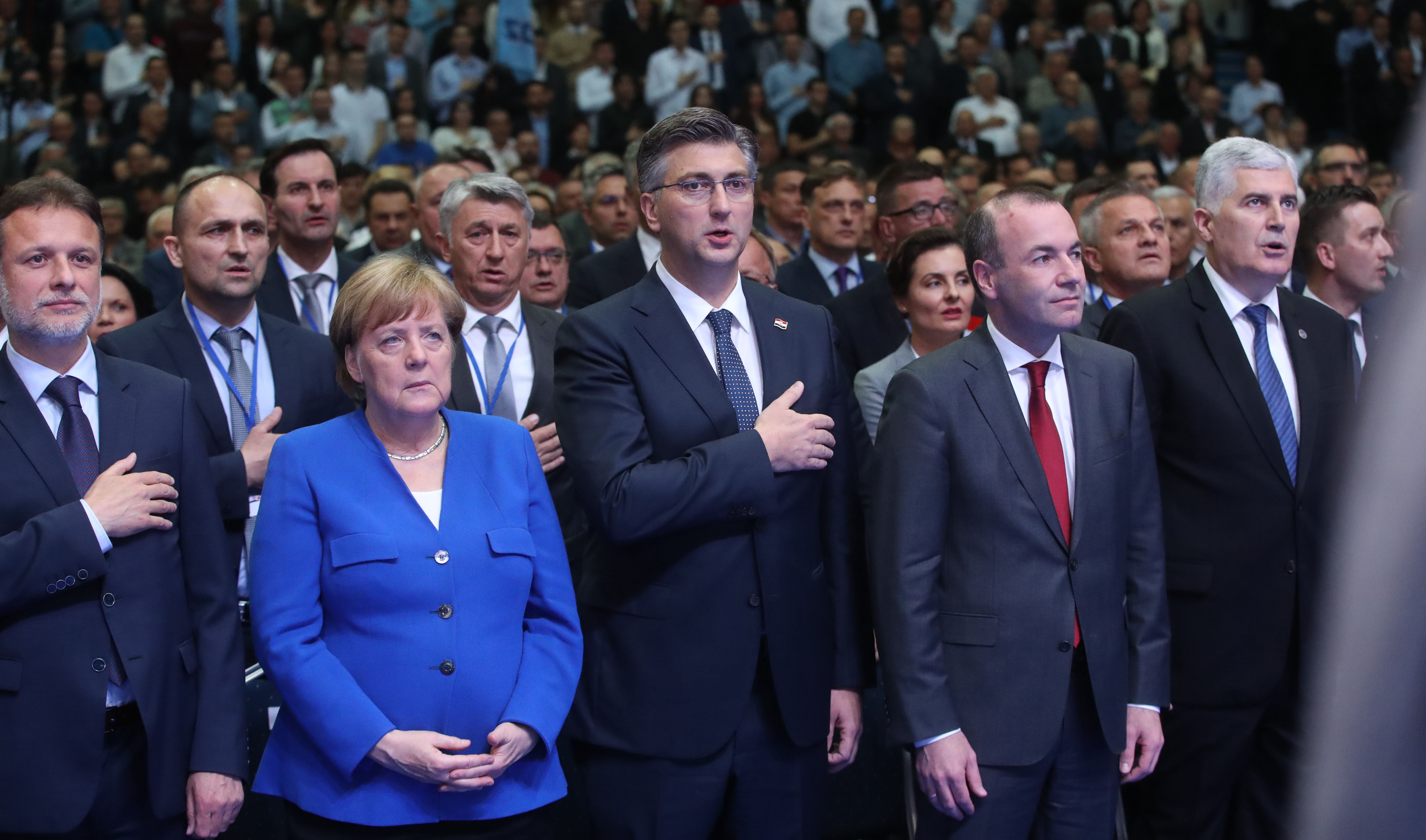 Zagreb, 18.05.2019 - Sredinji predizborni skup Hrvatske demokratske zajednice (HDZ) za izbore èlanova u Europski parlament u KC Draen Petroviæ u Zagrebu. Na skupu æe sudjeluju njemaèka kancelarka Angela Merkel i kandidat Europske puèke stranke za predsjednika Europske komisije Manfred Weber koji daju potporu listi HDZ-a i programu "Hrvatska za generacije". Na slici  Gordan Jandrokoviæ,premijer Andrej Plekoviæ, kancelarka Angela Merkel, Manfred Weber, Dragan Èoviæ.
foto HINA/ Damir SENÈAR/ ds