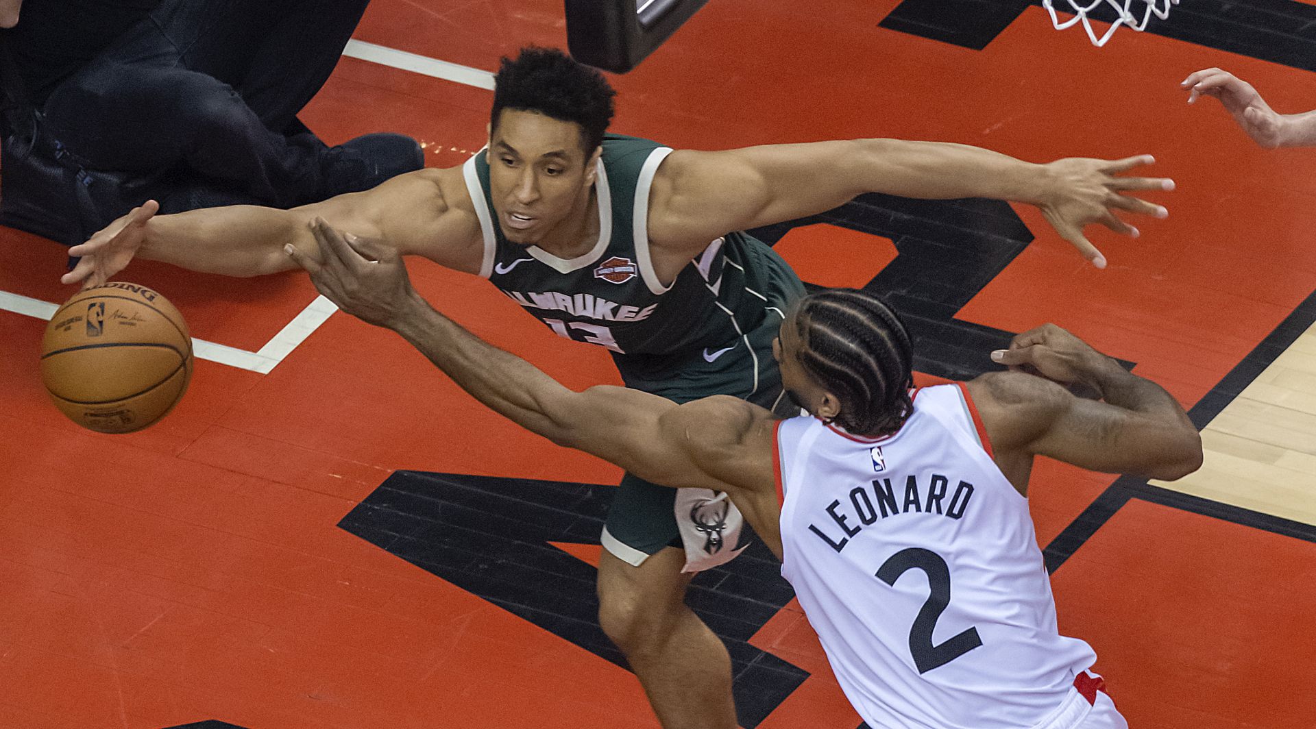 epa07585769 Milwaukee Bucks guard Malcolm Brogdon (L) loses control of the ball as Toronto Raptors forward Kawhi Leonard (R) defends in the first quarter of the NBA Eastern Conference Finals Game 3 basketball game between the Toronto Raptors and Milwaukee Bucks at Scotiabank Arena in Toronto, Canada, 19 May 2019.  EPA/WARREN TODA  SHUTTERSTOCK OUT