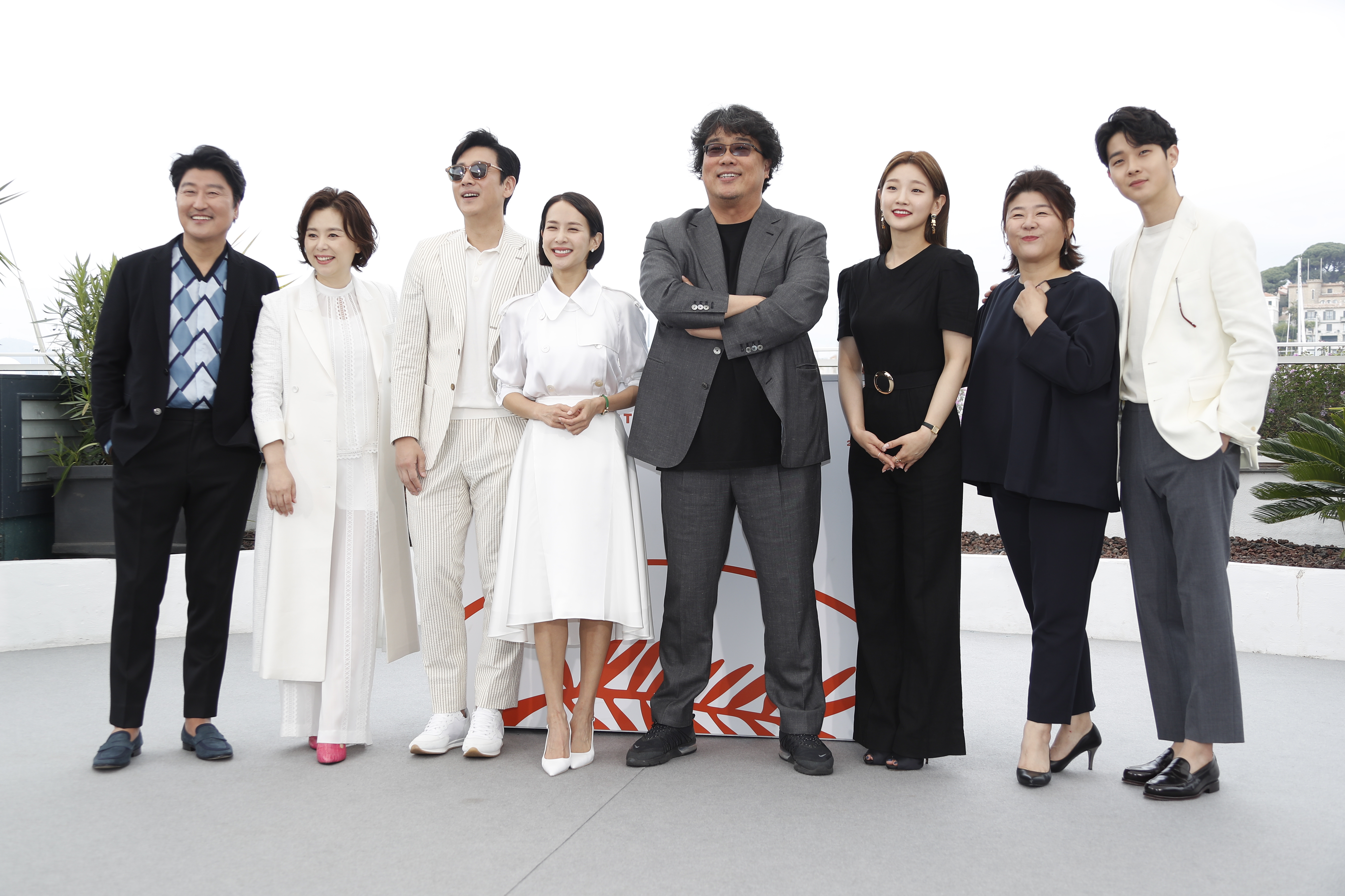 epa07591263 South Korean director Bong Joon-ho (4-R) poses with South Korean actors (L-R) Kang-Ho Song, Chang Hyae-Jin, Lee Sun Gyun, Cho Yeo-jeong, Park So-Dam, Lee Jung-Eun and Choi Woo-shik during the photocall for 'Parasite' at the 72nd annual Cannes Film Festival, in Cannes, France, 22 May 2019. The movie is presented in the Official Competition of the festival which runs from 14 to 25 May.  EPA/JULIEN WARNAND