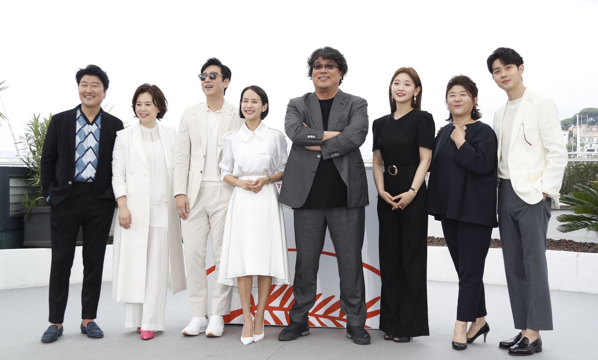 epa07591263 South Korean director Bong Joon-ho (4-R) poses with South Korean actors (L-R) Kang-Ho Song, Chang Hyae-Jin, Lee Sun Gyun, Cho Yeo-jeong, Park So-Dam, Lee Jung-Eun and Choi Woo-shik during the photocall for 'Parasite' at the 72nd annual Cannes Film Festival, in Cannes, France, 22 May 2019. The movie is presented in the Official Competition of the festival which runs from 14 to 25 May.  EPA/JULIEN WARNAND