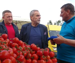 Krapina, 23.5.2019 - Predsjednik Stranke rada i solidarnosti Milan Bandiæ i kandidatkinje na listi te stranke za Europski parlament Irena Cajner Mraoviæ i Ana Vlahov obili su sajam u Krapini. Na slici Anðelko Topolovec i Milan Bandiæ.
foto HINA/ Sinia KALAJDIJA/ ua