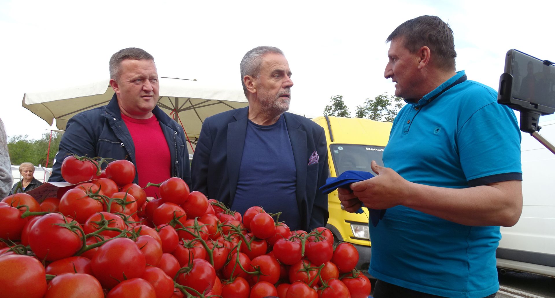 Krapina, 23.5.2019 - Predsjednik Stranke rada i solidarnosti Milan Bandiæ i kandidatkinje na listi te stranke za Europski parlament Irena Cajner Mraoviæ i Ana Vlahov obili su sajam u Krapini. Na slici Anðelko Topolovec i Milan Bandiæ.
foto HINA/ Sinia KALAJDIJA/ ua