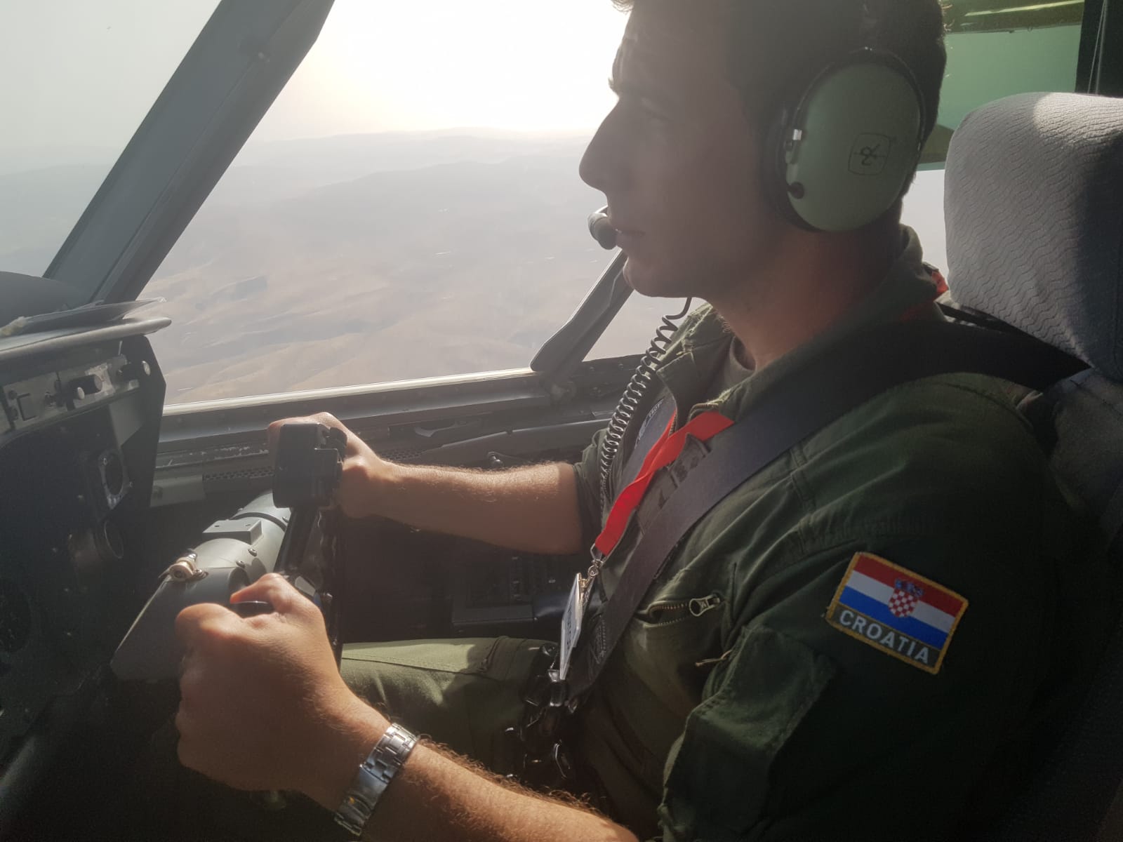 Zagreb, 25.05.2019. - Hrvatski kanader u subotu je pomogao u gašenju velikih požara u središnjem Izraelu koji su nastali kao rezultat toplinskog vala i visokih temperatura koje su prelazile 45 stupnjeva, a na pruženoj pomoći Hrvatskoj u ime izraelskog naroda zahvalio je veleposlanik Države Izrael u Republici Hrvatskoj Ilan Mor.
foto HINA/ MORH/ ml