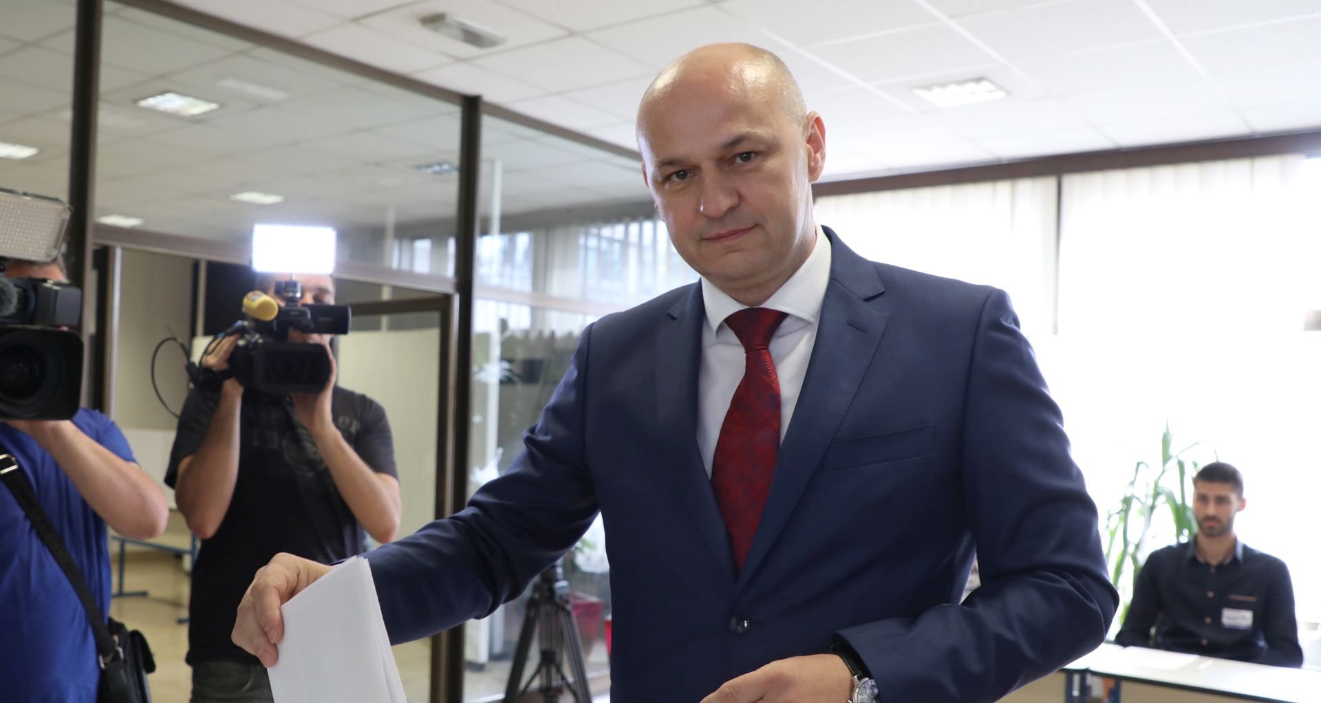 Zagreb, 26.5.2019.- U Hrvatskoj se danas održavaju  izbori za Europski parlament. Na fotografiji Mislav Kolakušić.
video HINA/ Admir BULJUBAŠIĆ/ abu