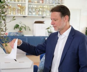 Zagreb 26.05.2019. - Predsjednik Hrvatskoga sabora Gordan Jandroković glasovao na izborima u Zagrebu.
Na fotografiji Gordan Jandroković.
foto HINA/ Edvard ŠUŠAK/ es