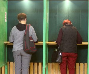 epa07601655 Voters at a polling station prior to casting their ballots at the European Parliament elections and second round of Lithuania's President elections in Pasvalys, Lithuania, 26 May 2019. Lithuania's presidential elections second round takes place on 26 May together with the European Parliament elections held by member countries of the European Union (EU) from 23 to 26 May 2019.  EPA/VALDA KALNINA
