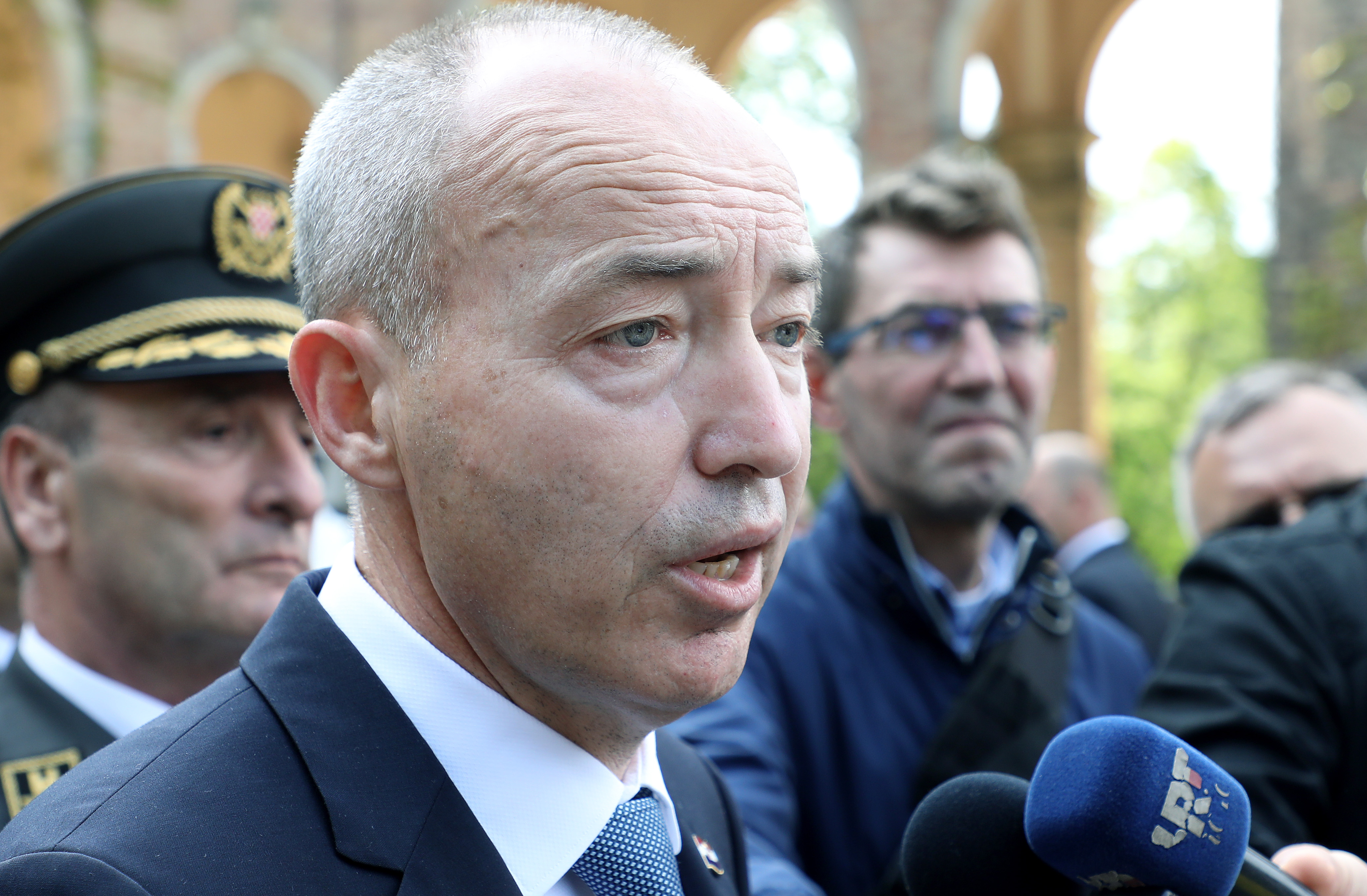 Zagreb, 26.5.2019. - Dravni vrh poloio je na Mirogoju zajednièke vijence u povodu Dana Oruanih snaga Republike Hrvatske (OS RH). Na fotografiji ministar obrane Damir Krstièeviæ tijekom izjave za medije. foto HINA/ Lana SLIVAR DOMINIÆ/ lsd
