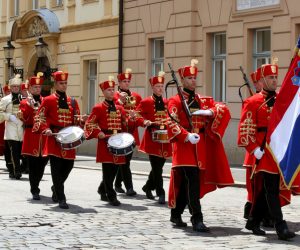 Zagreb, 26.05.2019. - Predsjednik Hrvatskog sabora Gordan Jandrokoviæ, potpredsjednik vlade i ministar obrane Damir Krstièeviæ, general Mirko undov, naèelnik Glavnog stoera Oruanih snaga RH i mnogobrojni uglednici nazoèili su ceremoniji "Velika smjena strae" na Markovom trgu u povodu Dana Oruanih snaga RH. foto HINA /Zvonimir KUHTIÆ/ zk
