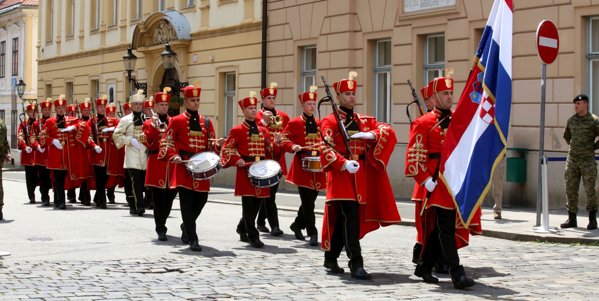 Zagreb, 26.05.2019. - Predsjednik Hrvatskog sabora Gordan Jandrokoviæ, potpredsjednik vlade i ministar obrane Damir Krstièeviæ, general Mirko undov, naèelnik Glavnog stoera Oruanih snaga RH i mnogobrojni uglednici nazoèili su ceremoniji "Velika smjena strae" na Markovom trgu u povodu Dana Oruanih snaga RH. foto HINA /Zvonimir KUHTIÆ/ zk