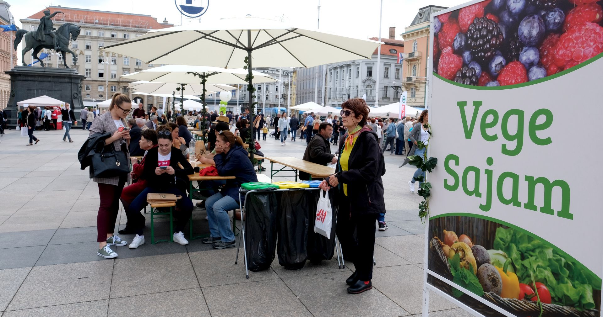 Zagreb 28.05.2019. - Zagrebački gradonačelnik Milan Bandić otvorio je 8. VegeSajam koji se na Trgu bana Josipa Jelačića održava u organizaciji Udruge za zaštitu i prava životinja Prijatelji životinja.
foto HINA/ Edvard ŠUŠAK/ es