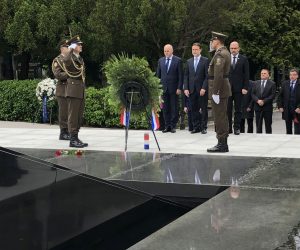 Zagreb, 30.05.2019 - Predsjednik Hrvatskoga sabora Gordan Jandrokoviæ uz saborsko izaslanstvo u povodu obiljeavanja 30. svibnja - Dana Hrvatskoga sabora poloio je vijence na groblju Mirogoju kod spomenika Glasa hrvatske rtve - Zida boli, kod Sredinjeg kria u Aleji poginulih hrvatskih branitelja, na grobnici prvog hrvatskog predsjednika dr. Franje Tuðmana te kod zajednièke grobnice za neidentificirane rtve Domovinskog rata na Krematoriju. Na slici Branko Baèiæ, Gordan Jandrokoviæ, Milijan Brkiæ. 
foto HINA/ Hrvatski sabor/ ik