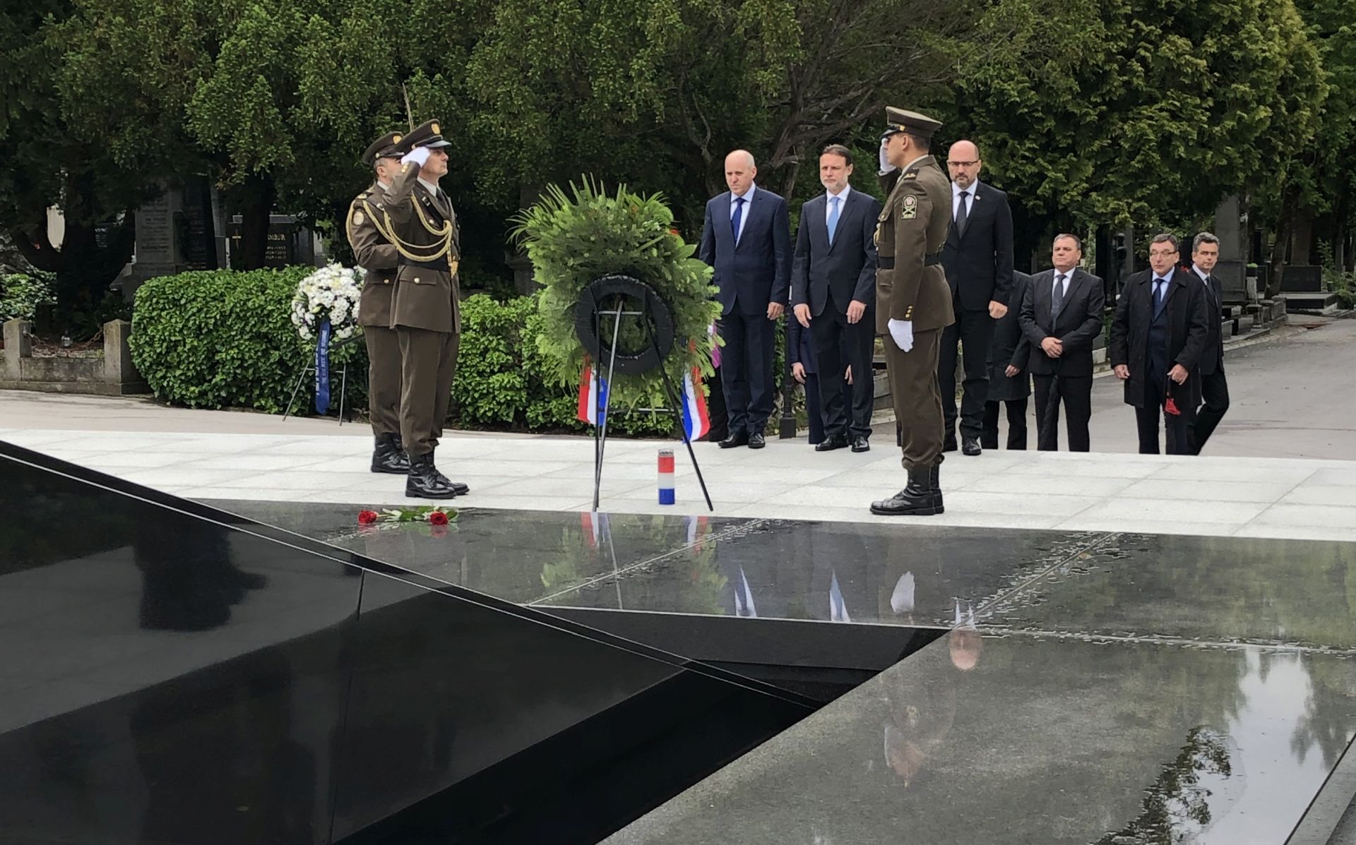 Zagreb, 30.05.2019 - Predsjednik Hrvatskoga sabora Gordan Jandrokoviæ uz saborsko izaslanstvo u povodu obiljeavanja 30. svibnja - Dana Hrvatskoga sabora poloio je vijence na groblju Mirogoju kod spomenika Glasa hrvatske rtve - Zida boli, kod Sredinjeg kria u Aleji poginulih hrvatskih branitelja, na grobnici prvog hrvatskog predsjednika dr. Franje Tuðmana te kod zajednièke grobnice za neidentificirane rtve Domovinskog rata na Krematoriju. Na slici Branko Baèiæ, Gordan Jandrokoviæ, Milijan Brkiæ. 
foto HINA/ Hrvatski sabor/ ik