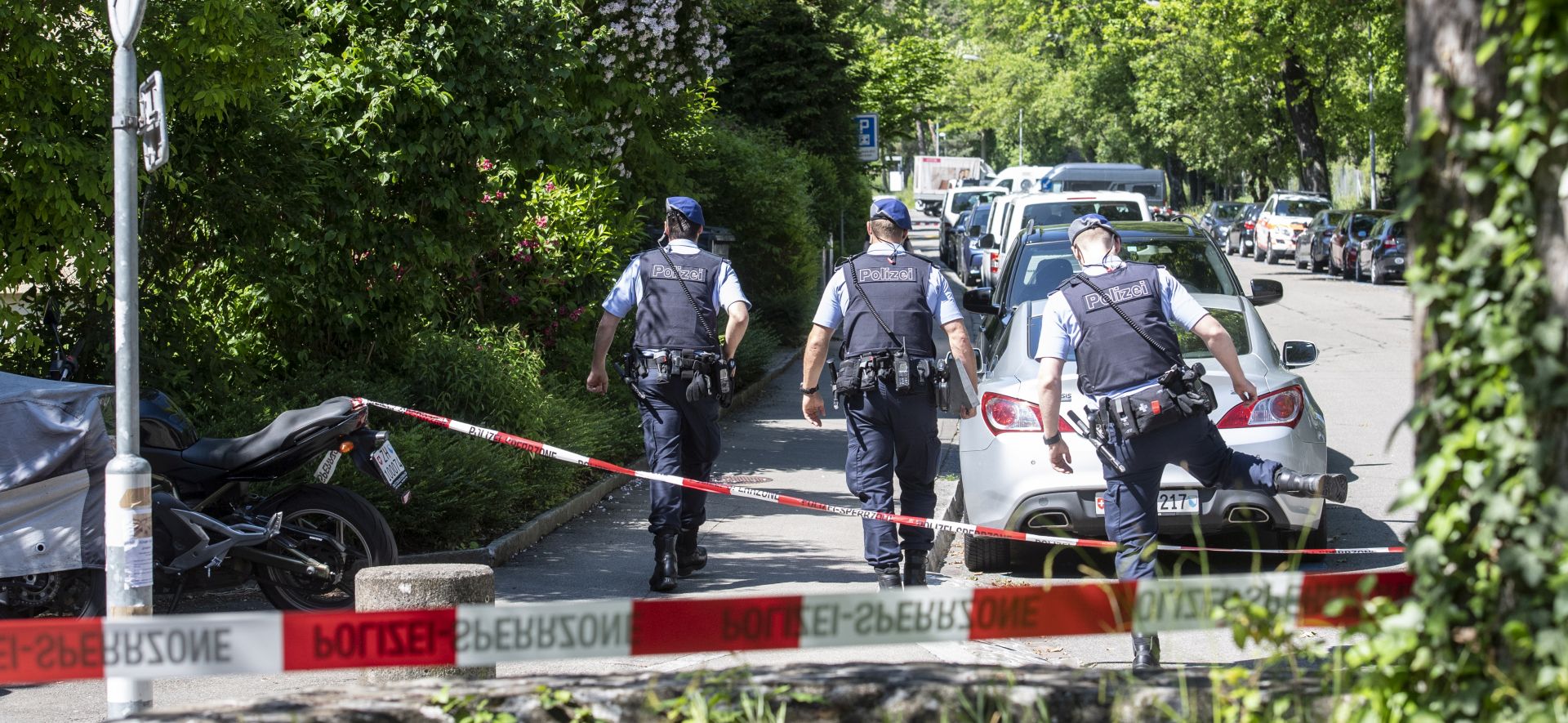 epa07615125 Police near the house where an alleged hostage-taking claimed three lives, in Zurich, Switzerland, 31 May 2019. According to reports, three people were killed in a suspected hostage taking in Zurich.  EPA/ENNIO LEANZA
