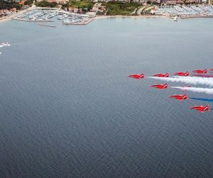 Zadar, 31.5.2019 - Akrobatska grupa Hrvatskog ratnog zrakoplovstva "Krila Oluje" i akrobatska grupa Ujedinjenog Kraljevstva "Red Arrows" izveli su u petak pozdravni prelet iznad zadarskog kanala u sklopu drugog ovogodinjeg posjeta svjetski poznate britanske akrobatske grupe, izvijestili su iz MORH-a.
foto HINA/ HRZ/ RAF Red Arrows/ Robert Ribariæ, Marinko Karaèiæ/ ua