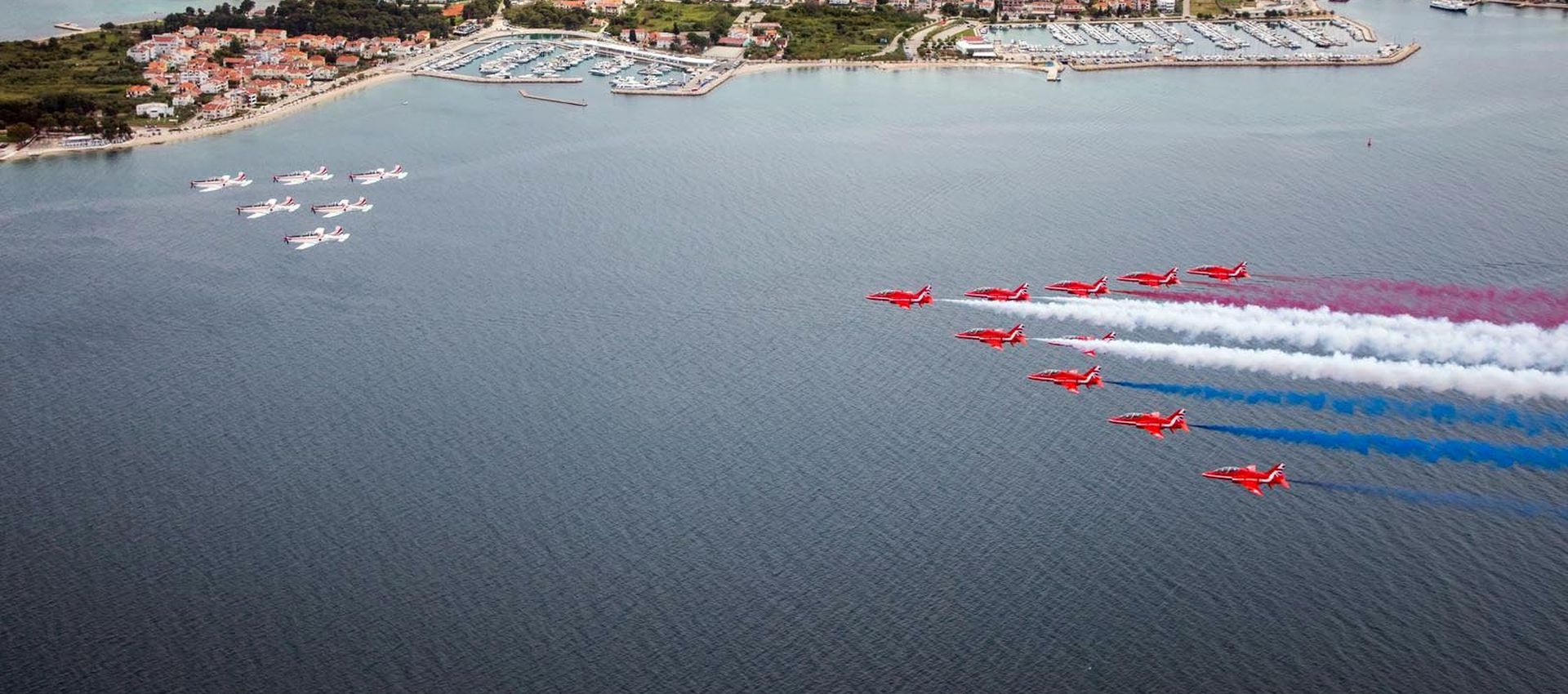Zadar, 31.5.2019 - Akrobatska grupa Hrvatskog ratnog zrakoplovstva "Krila Oluje" i akrobatska grupa Ujedinjenog Kraljevstva "Red Arrows" izveli su u petak pozdravni prelet iznad zadarskog kanala u sklopu drugog ovogodinjeg posjeta svjetski poznate britanske akrobatske grupe, izvijestili su iz MORH-a.
foto HINA/ HRZ/ RAF Red Arrows/ Robert Ribariæ, Marinko Karaèiæ/ ua