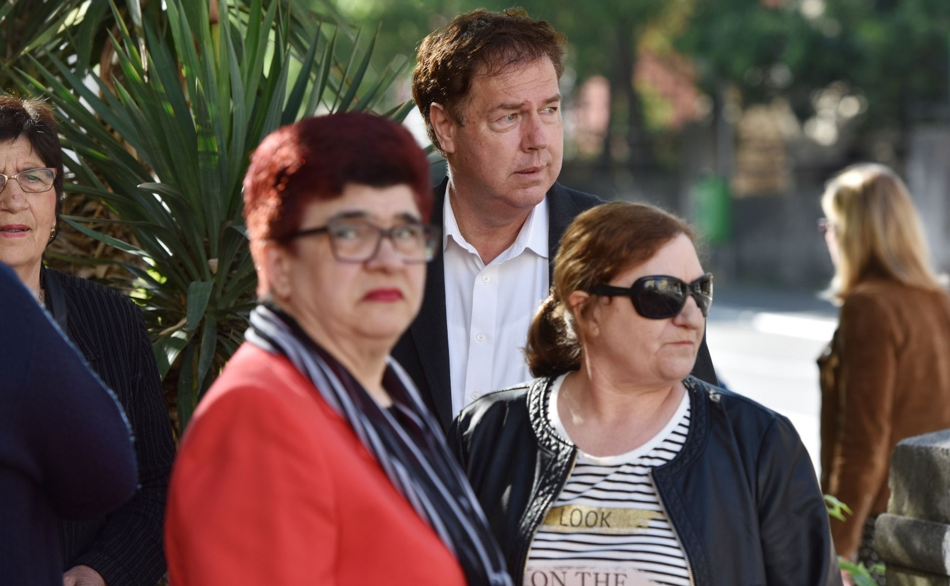 02.05.2019., Sibenik - Stecajni postupak poznate sibenske tekstilne tvrtke Revija koji traje punih 18 godina tema je bila konferencije za medije koja se odrzala ispred Trgovackoga suda u Sibeniku. Vedran Uranija s radnicama Revije. Photo: Hrvoje Jelavic/PIXSELL