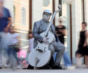 2.6.2018., Zagreb - Kontrabas je novi akt makedonske ulicne skupine Teatroskok koja gostuje na festivalu Cest is d best. U aktu nastupa dvoje umjetnika koji se pokrenu samo kada ih se nagradi novcicem. Kontrabas predstavlja ulicnu poeziju koja stvara zvuk koji ljubi ljubav dvaju ulicnih izvodjaca na kraju svijeta. 
 Photo: Borna Filic/PIXSELL