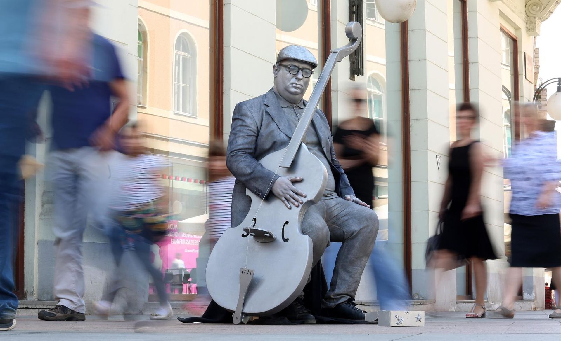 2.6.2018., Zagreb - Kontrabas je novi akt makedonske ulicne skupine Teatroskok koja gostuje na festivalu Cest is d best. U aktu nastupa dvoje umjetnika koji se pokrenu samo kada ih se nagradi novcicem. Kontrabas predstavlja ulicnu poeziju koja stvara zvuk koji ljubi ljubav dvaju ulicnih izvodjaca na kraju svijeta. 
 Photo: Borna Filic/PIXSELL