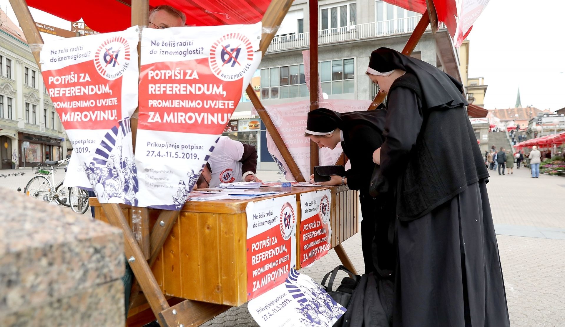 03.05.2019., Zagreb - Nastavlja se prikupljanje potpisa za referendum "67 je previse" koji su organizirali sindikati. Ocekuje se da ce biti prikupljen dovoljan broj potpisa, a na Trgu bana Jelacica jutros su svoje potpise dale i tri casne sestre. Photo: Patrik Macek/PIXSELL