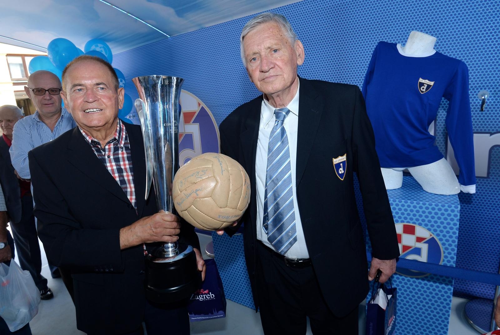 06.09.2017., Zagreb - Trophy Tour na Trgu bana Josipa Jelacica, legende Dinama iz 1967. koji su prije 50 godina osvojili Kup velesajamskih gradova. Slaven Zambata,Zlatko Skoric.
Photo: Marko Lukunic/PIXSELL