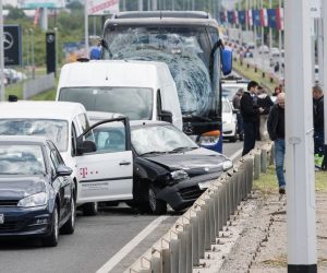 07.05.2019., Zagreb -  Lancani sudar na Slavonskoj aveniji u smjeru prema zapadu, na nadvoznjaku iznad ulice Grada Gospica.
U lancanom sudaru sudjelovali su autobus, kombi i vise osobnih automobila. Policija regulira promet te provodi ocevid.
Photo: Davor Puklavec/PIXSELL