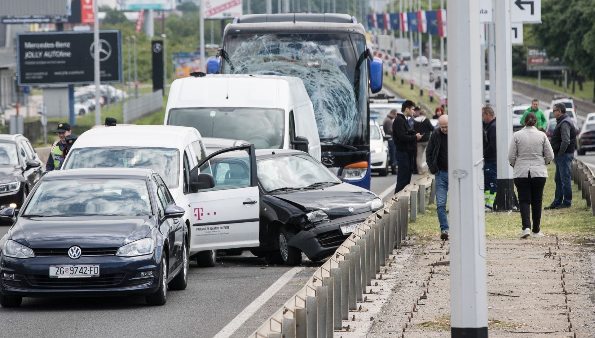 07.05.2019., Zagreb -  Lancani sudar na Slavonskoj aveniji u smjeru prema zapadu, na nadvoznjaku iznad ulice Grada Gospica.
U lancanom sudaru sudjelovali su autobus, kombi i vise osobnih automobila. Policija regulira promet te provodi ocevid.
Photo: Davor Puklavec/PIXSELL