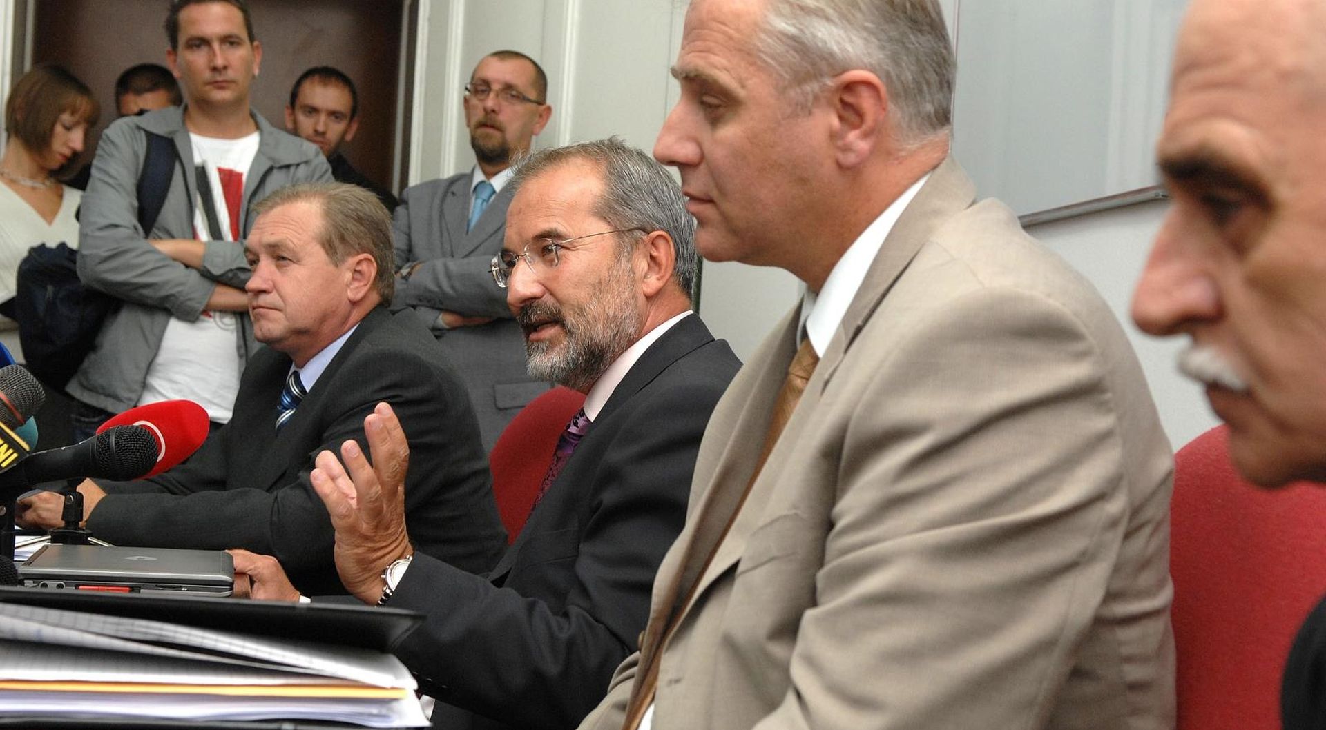 18. 09. 2008., Zagreb - Na konferenciji za tisak u DORH-u, ravnatelj policije Marijan Benko, Glavni drzavni odvjetnik Mladen Bajic, zamjenik Glavnog drzavnog odvjetnika Bajica Dragan Novosel i Ravnatelj USKOK-a Dinko Cvitan su objavili detalje visemjesecne akcije kodnog imena "Indeks", koju su zajednicki proveli USKOK, policija i Drzavno odvjetnistvo Republike hrvatske, a kojoj je cilj suzbijanje korupcije u visokoskolskim ustanovama. Prema nesluzbenim informacija, akcijom Indeks obuhvaceno je 40 osoba koje se sumnjice za primanje, davanje i posredovanje u primanju mita. Policija je danas pretrazivala stanove, poslovne prostore i racunala osumnjicenih. Radi se o gotovo 70 pretraga. Medju osumnjicenima, osim profesora, ima i gradjana te bivsih policajaca. Za sada su prikupljeni dokazi o korupciji za 21 profesora, tri asistenta i cetiri sluzbenika fakulteta. 
Photo: Patrik Macek/Vecernji list