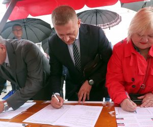09.05.2019., Zagreb - Kandidati na listi Amsterdamske koalicije za Europski parlament i celnici stranaka clanica koalicije potpisali su referendumsku inicijativu 67 je previse. Silvano Hrelja, Kreso Beljak, Anka Mrak Taritas. 
Photo: Goran Stanzl/PIXSELL