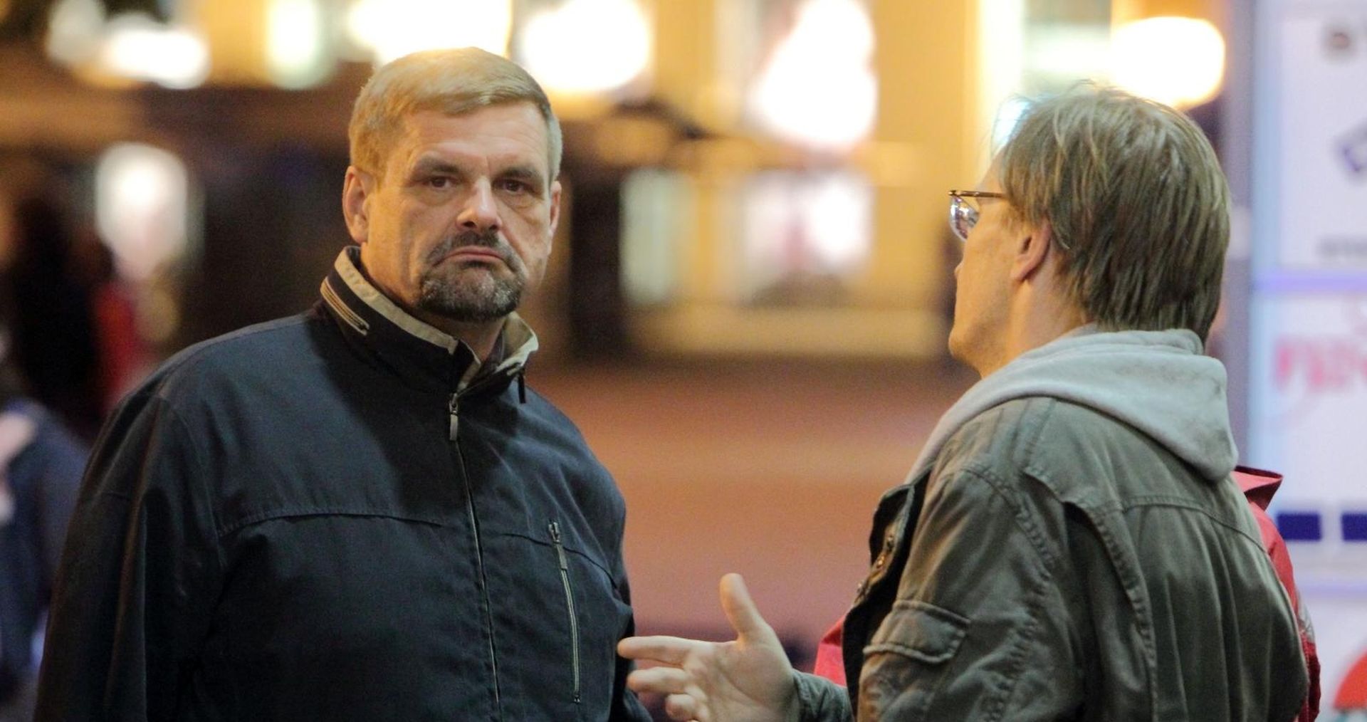 17.05..2010., Zagreb - Varsavska ulica, prosvjednici protiv gradnje Horvatinciceve garaze, spremaju se probdjeti noc na otvorenome i sprijeciti ponovno podizanje srusenog gradjevinskog zida.  Drazen Lalic u razgovoru sa Vilijem Matulom.
Photo: Luka Klun/PIXSELL