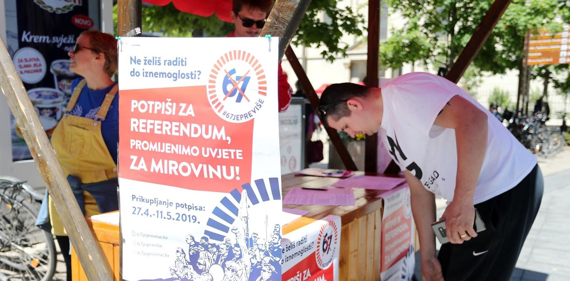 10.05.2019., Zagreb - Potpisivanje gradjana na standovima za referendum 67 je previse. 
Photo: Dalibor Urukalovic/PIXSELL