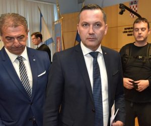 11.04.2019., Gospic - Odrzana Konstituirajuca sjednica novoizabrane Zupanijske skupstine Licko-senjske zupanije. Darko Milinovic i Marijan Kustic. 
Photo: Dino Stanin/PIXSELL